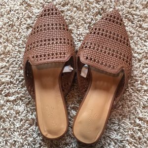 Universal threads woven mule. Worn once